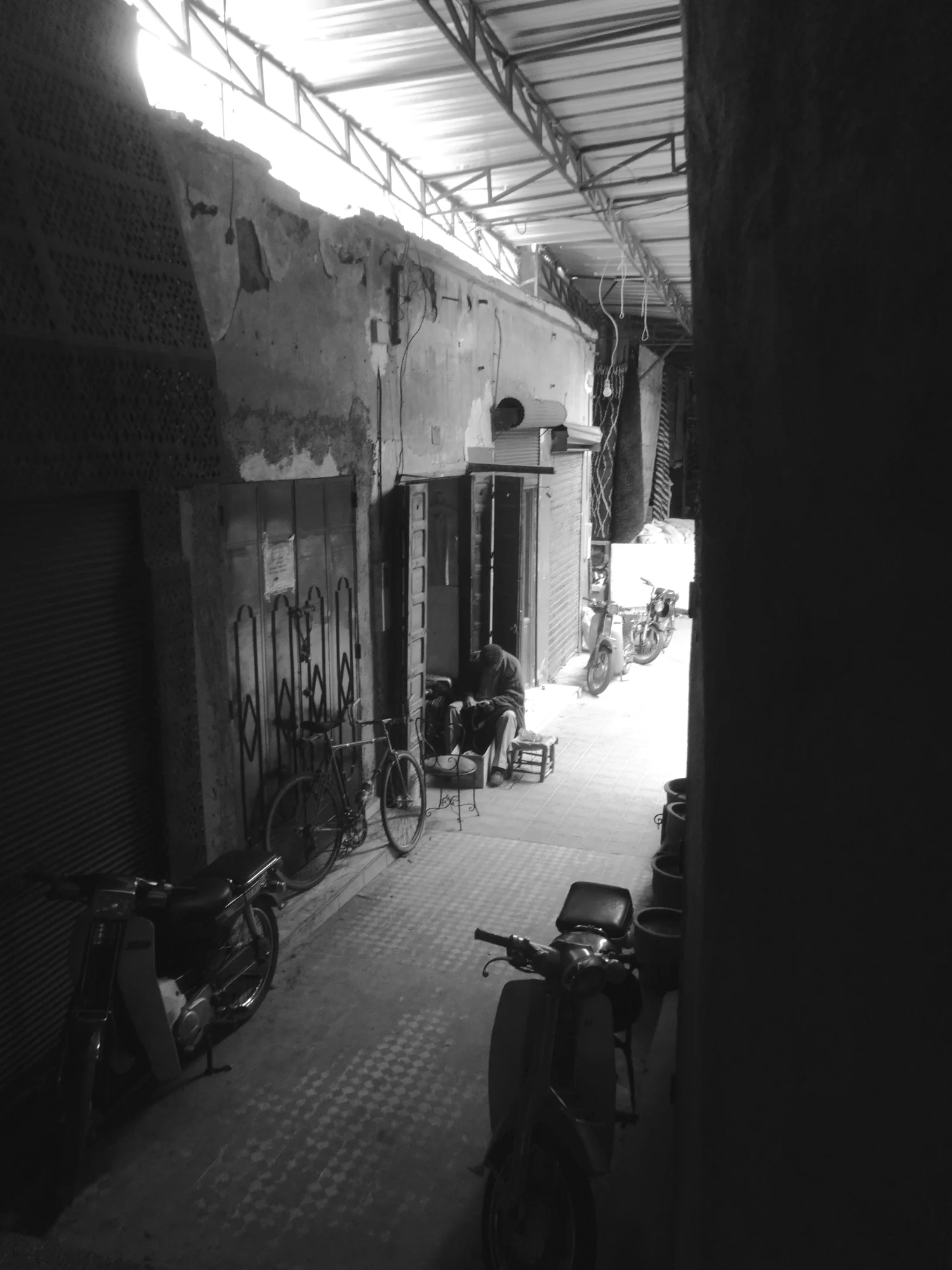Au bout de l'ombre — photographie en noir et blanc de Stéphane Pestel, collection Street Stories, MAROC, Marrakech