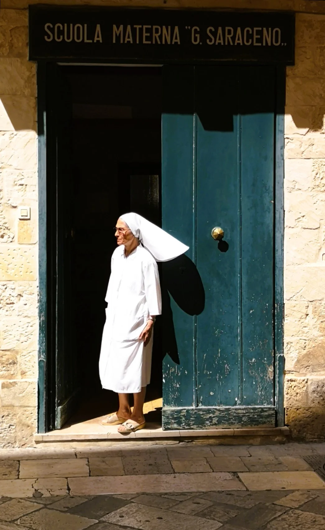 La sœur aux aguets — photographie en couleur de Stéphane Pestel, collection Sacré Quotidien, ITALIA