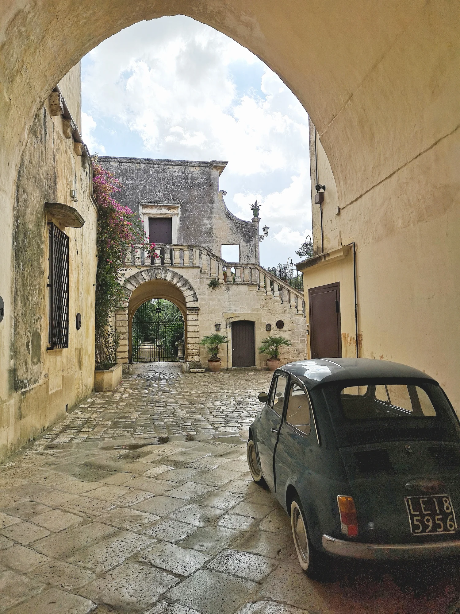 La belle endormie — photographie en couleur de Stéphane Pestel, collection Street Stories, ITALIA, Puglia, Lecce
