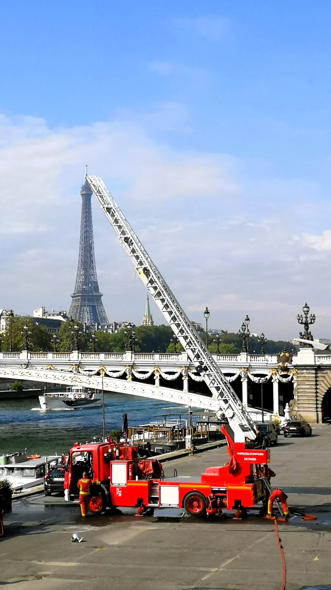 The Eiffel Tower on fire — photographie en couleur de Stéphane Pestel, collection Joke — Clin d'œil, FRANCE, Paris