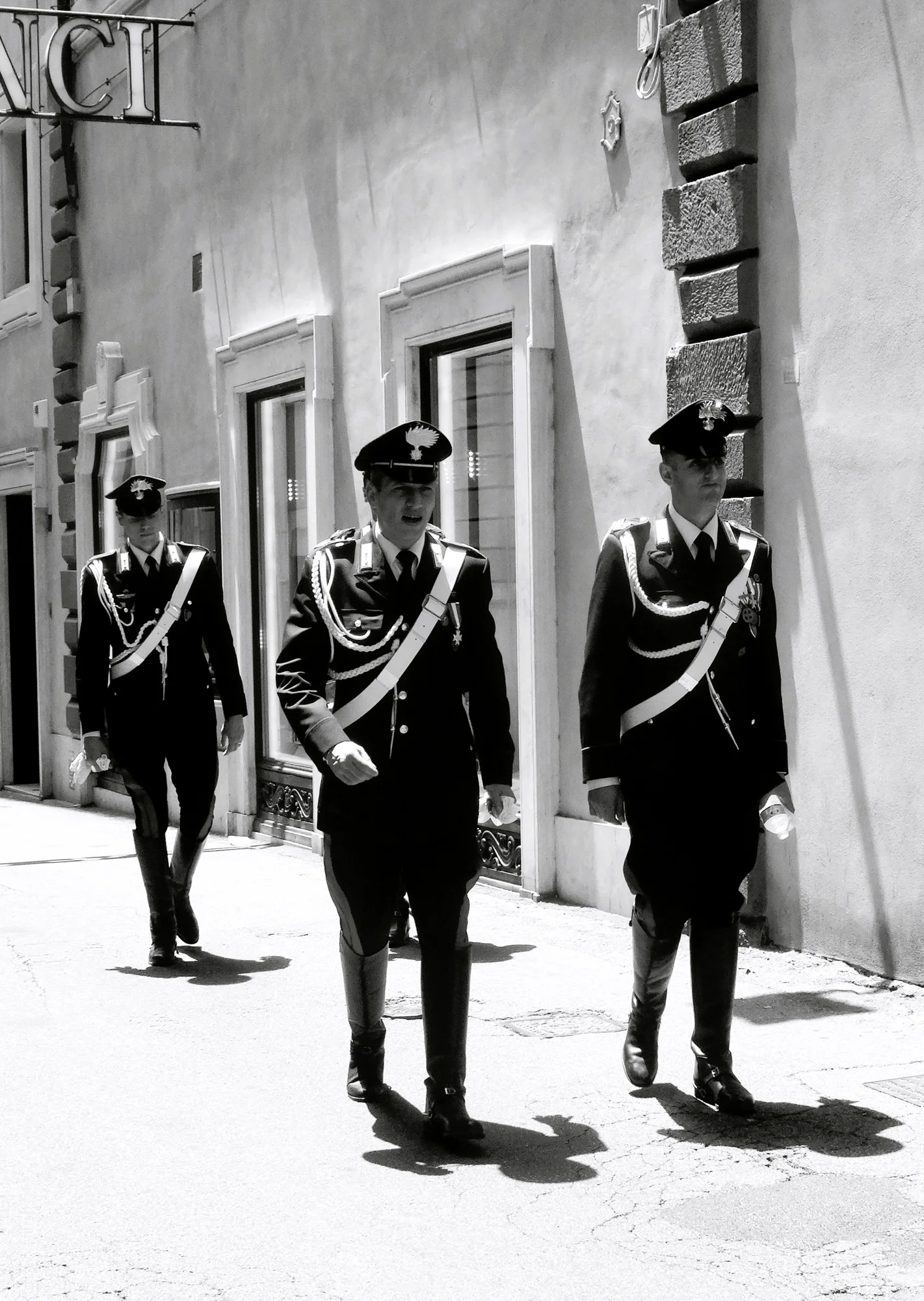 L'ordre de marche — photographie en noir et blanc de Stéphane Pestel, collection Street Stories, ITALIA,