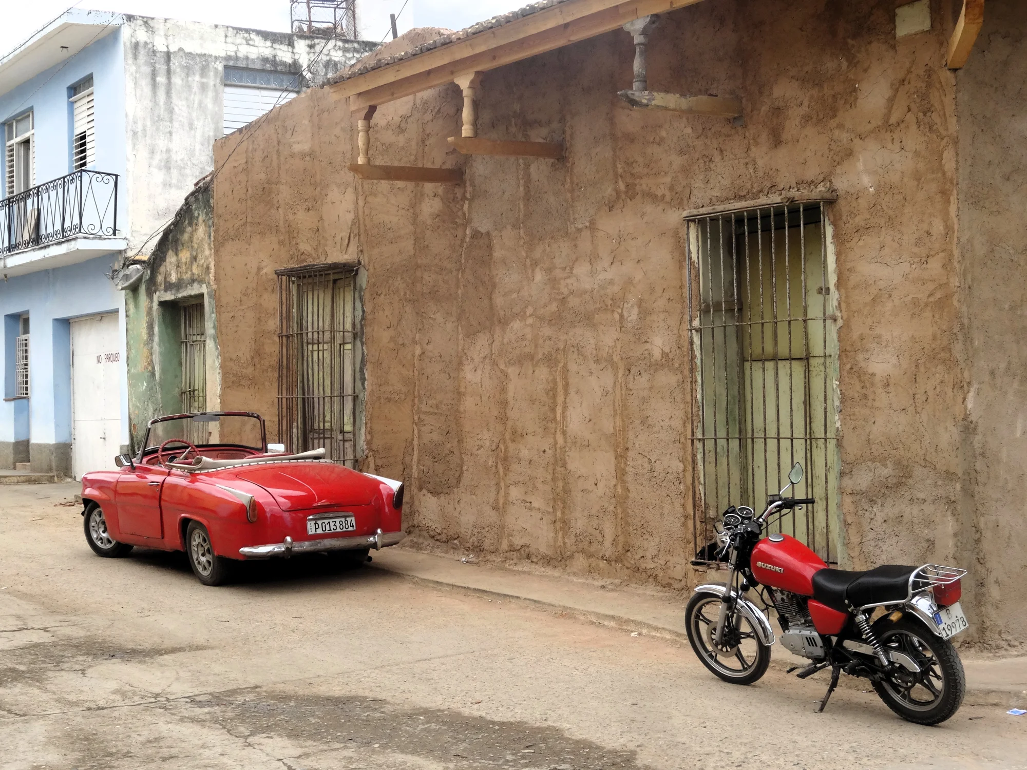 Deux Rouges Deux Epoques Cabriolet Moto Cuba Stephane Pestel — Deux Rouges Deux Epoques, photographie de Stéphane Pestel