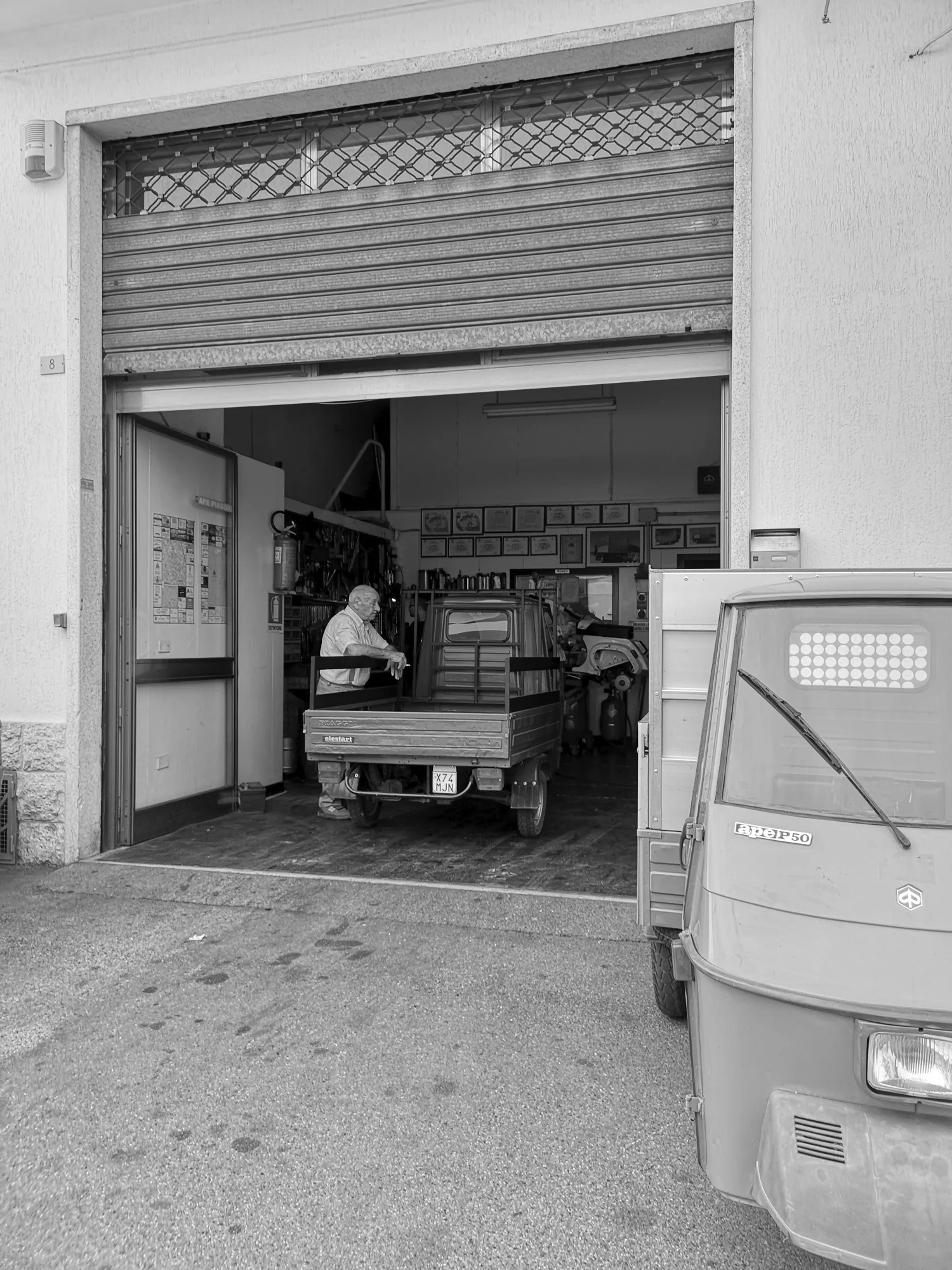 Garage automobile traditionnel dans les Pouilles, en Italie — L'Italie à trois roues, photographie de Stéphane Pestel