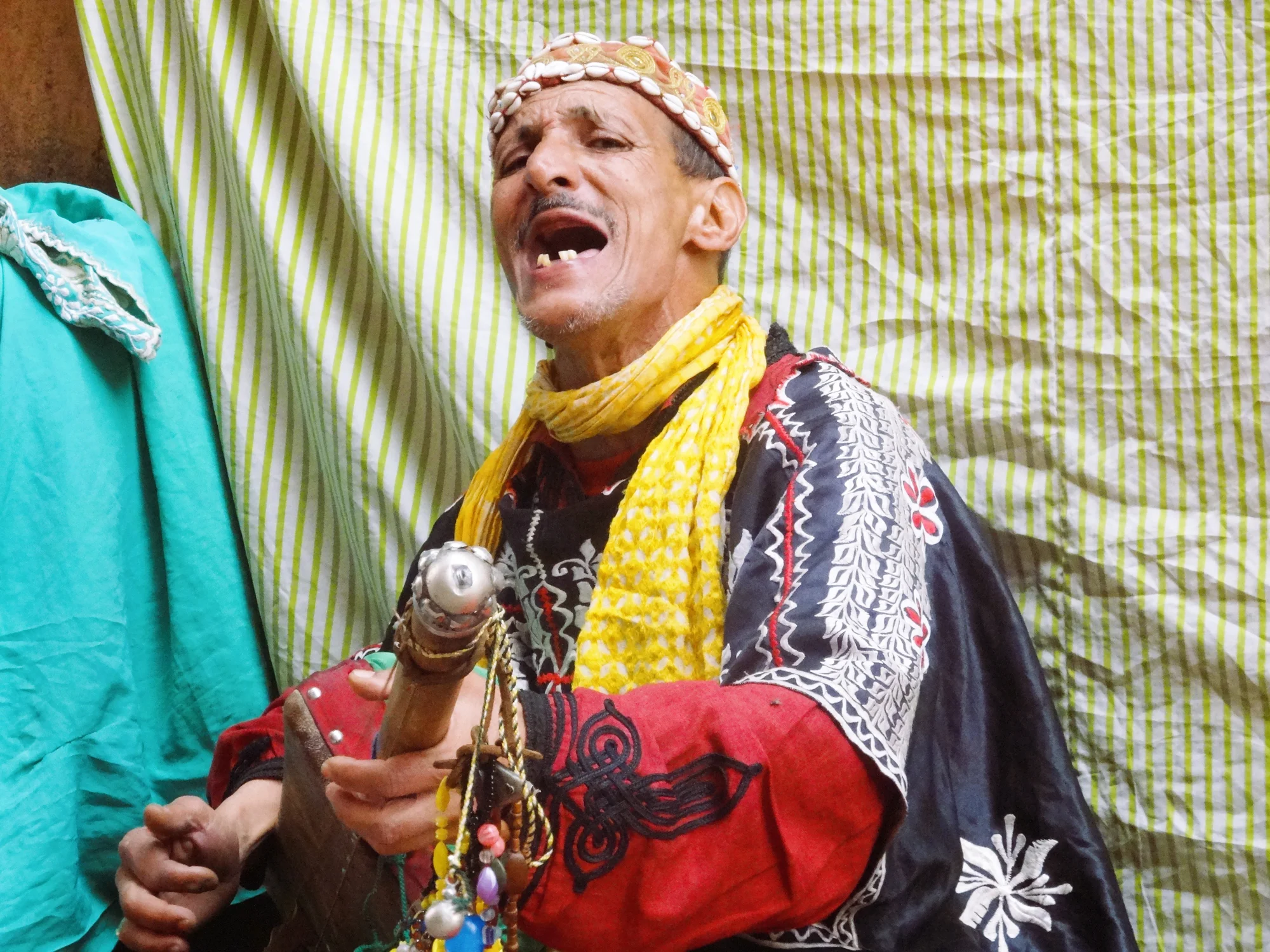 Portrait d'un chanteur de rue à Marrakech, bouche ouverte, portant un costume brodé — La Voix De Marrakech, Stéphane Pestel