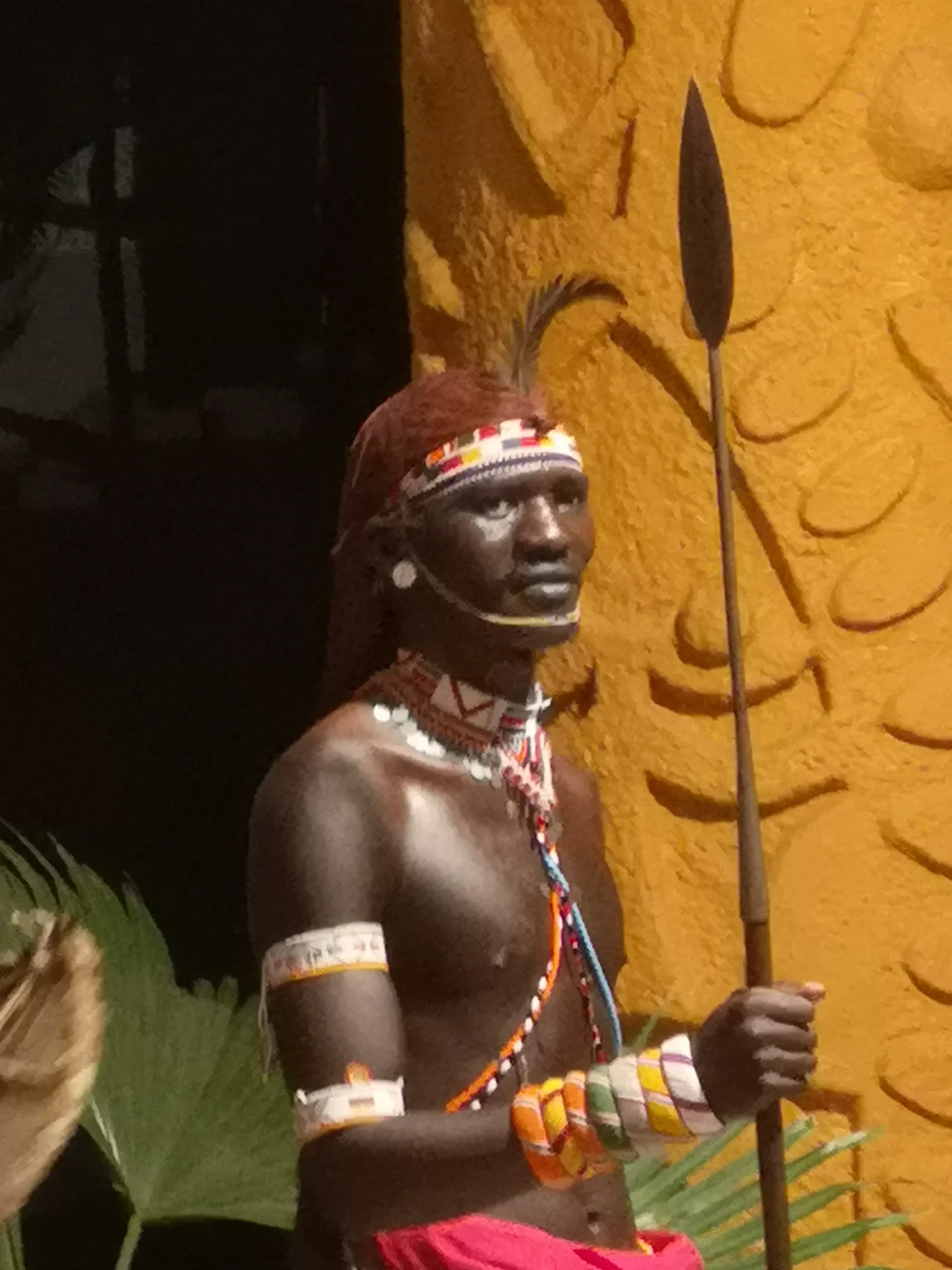 Guerrier massaï au Kenya, portant une coiffe et des bijoux traditionnels en perles colorées — Le Regard Du Guerrier