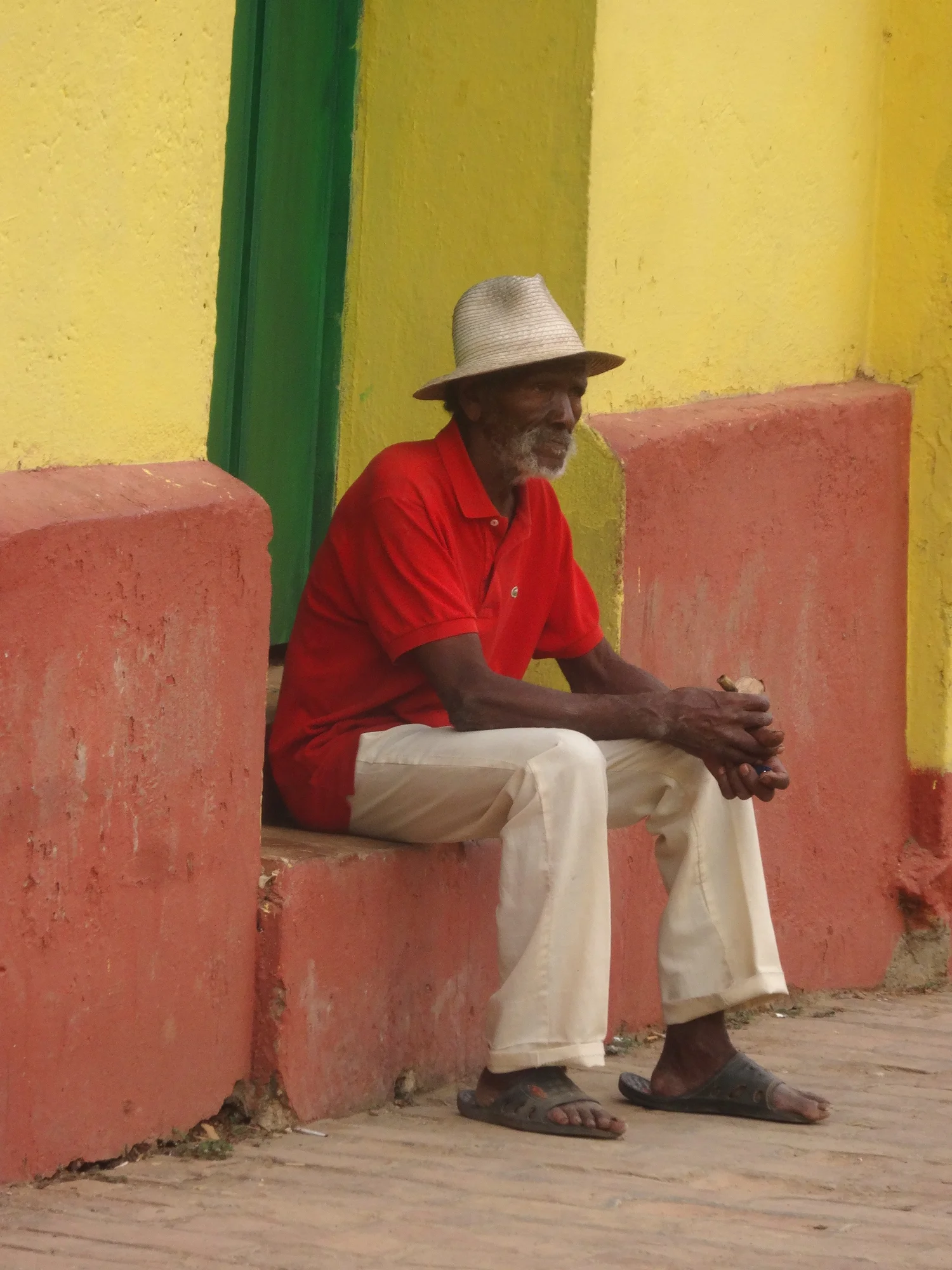 Homme âgé en polo rouge et chapeau de paille, Trinidad (Cuba) — Le Temps Devant Soi, photographie de Stéphane Pestel