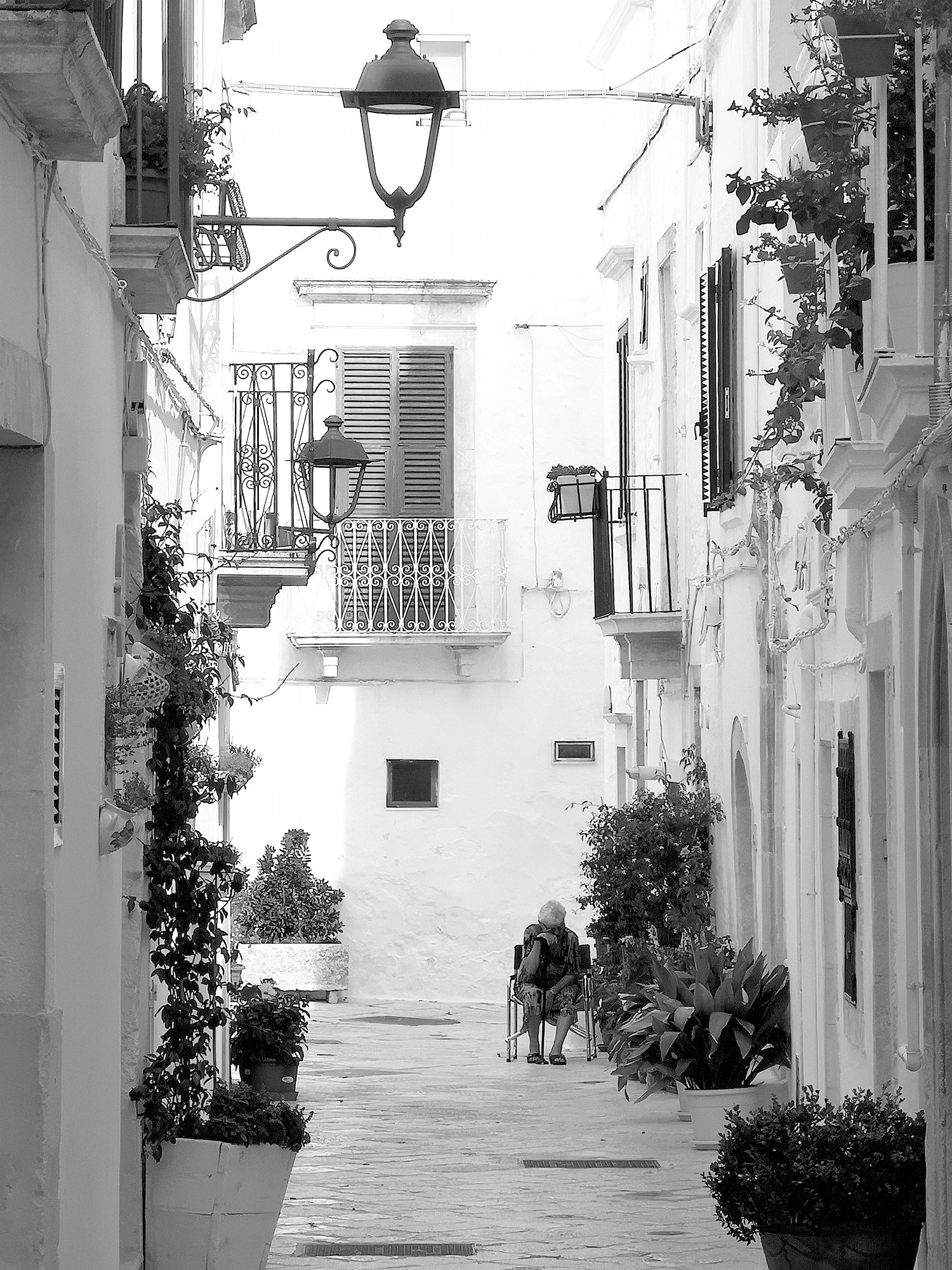 Le temps d'une pause — photographie en noir et blanc de Stéphane Pestel, collection Street Stories, ITALIA, Puglia