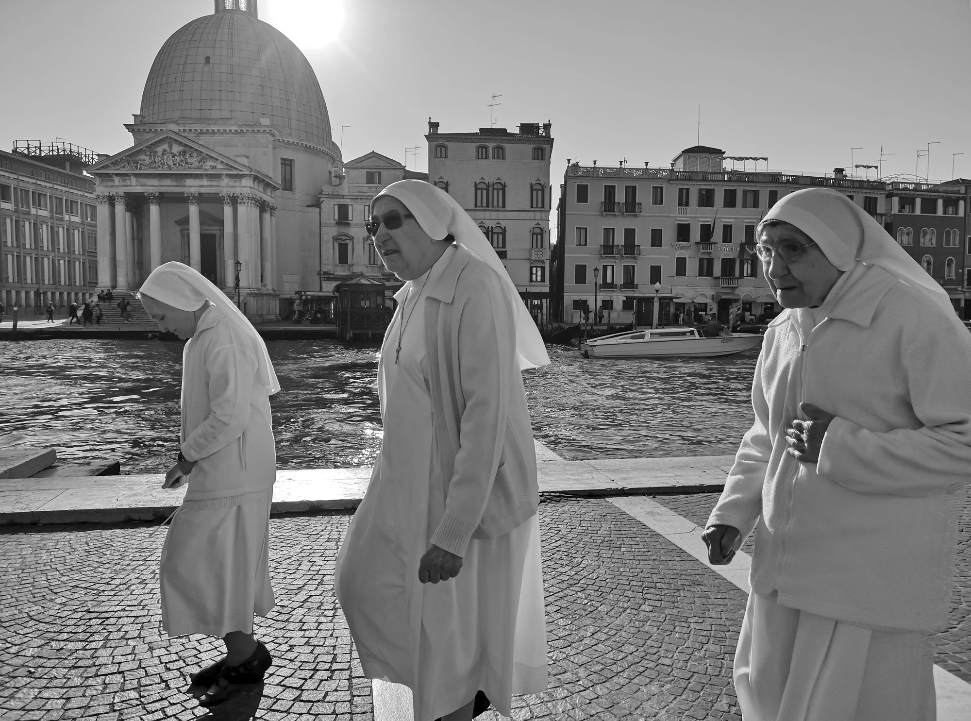 La marche des anges — photographie en noir et blanc de Stéphane Pestel, collection Sacré Quotidien, ITALIA, Venizia