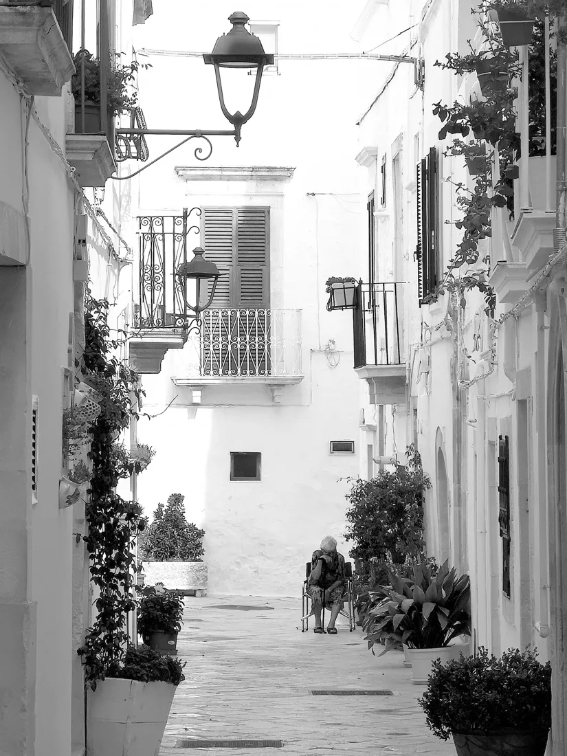 Le temps d'une pause — photographie en noir et blanc de Stéphane Pestel, collection Street Stories, ITALIA, Puglia